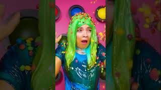 Dalam Kepanikan Gadis Itu Menekan Sebuah Tombol Dan Skitels Hujan Di Atasnya