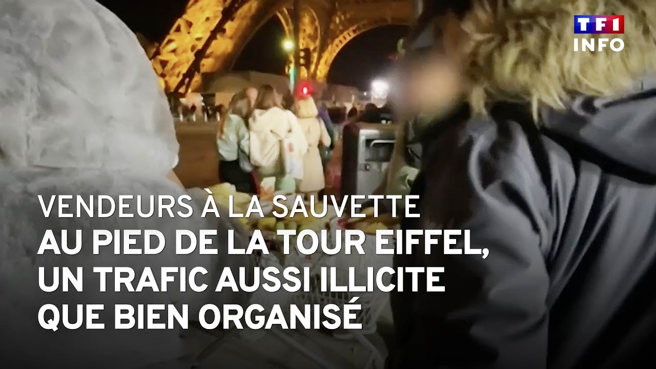 Vendeurs à la sauvette au pied de la tour Eiffel,