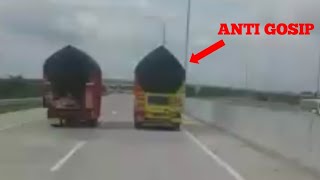 Duet truk cabe malang di jalan tol