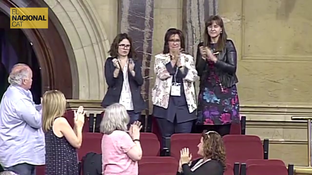 el nacional periodico El Parlament aplaudeix els familiars i les parelles dels presos