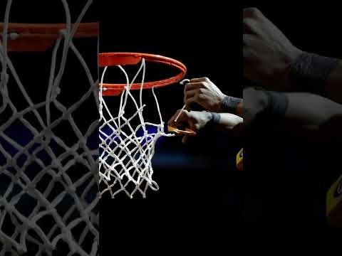 ليش هاد اللاعب عم يقص شباك المرمى