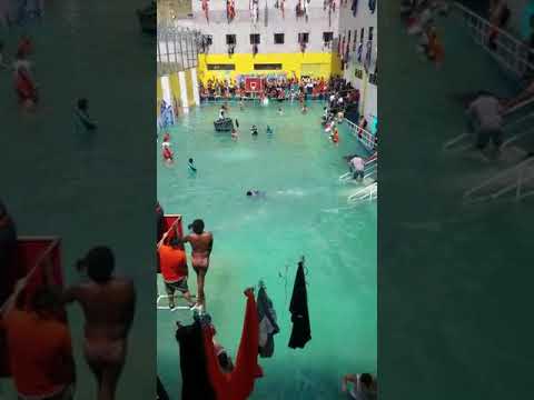 Presos convierten cancha en piscina