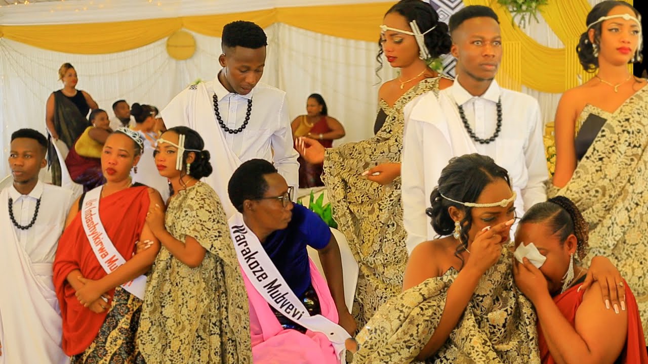 VIDEO🔥mbega ibibaye mubukwe bwa KEZA😳YAKA yari yishe ubukwe😭ararize yanga gusiga mama we😭nudushya