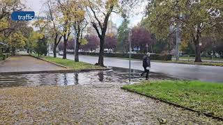 Отчаян Опит Да Достигнеш До Автомобила В Локвите