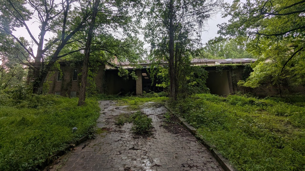 ЗАБРОШЕННЫЙ особняк с домами внутри, крытой баскетбольной площадкой и бассейном с ужасной историе...