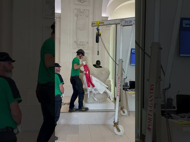 Installation de la sculpture Pépin Géant de Jean Arp