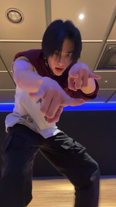 Hyunjin dancing 'Megaverse' he pulls his sleeve off🫠🔥🫣240210 Hyunjin Instagram Live #hyunjin #현진