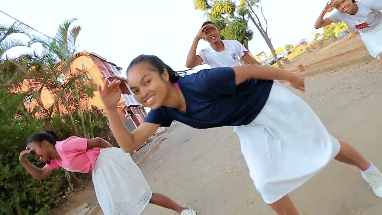 IZAY VONONA NO MANDE - Rija Rasolomdraibe - Dance Cover by YOUNG PRAISE Évolution (Officiel vidéo)