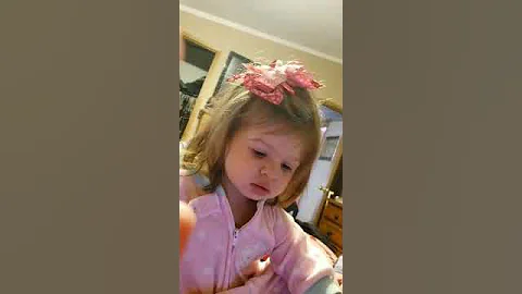 1 1/2 year old sings twinkle twinkle little star