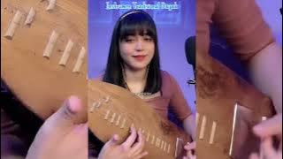 GADIS DAYAK CANTIK LUAR BIASA MAINKAN ALAT MUSIK SAPE TRADISIONAL DAYAK