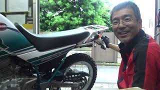 バイク屋の日常　ナンバーの取り付けステーを正規の位置に戻しました。