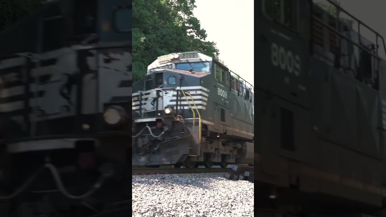 Norfolk Southern in Narrows, VA #train #railroad #railfan #railway #norfolksouthern #railcars