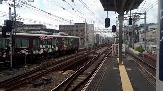 阪急電鉄淡路駅で1300系と9300系準急京都河原町行きと特急大阪梅田行き発車と入線シーン（2019年10月22日火曜日）携帯電話で撮影