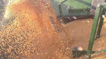 Unloading on the go with Deere S680 and Kinze 1500 pt 3