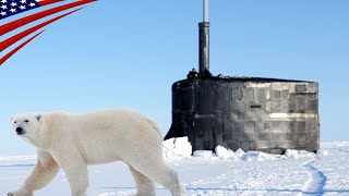 【氷を割って浮上する潜水艦】極寒の北極海で行われる潜水艦演習