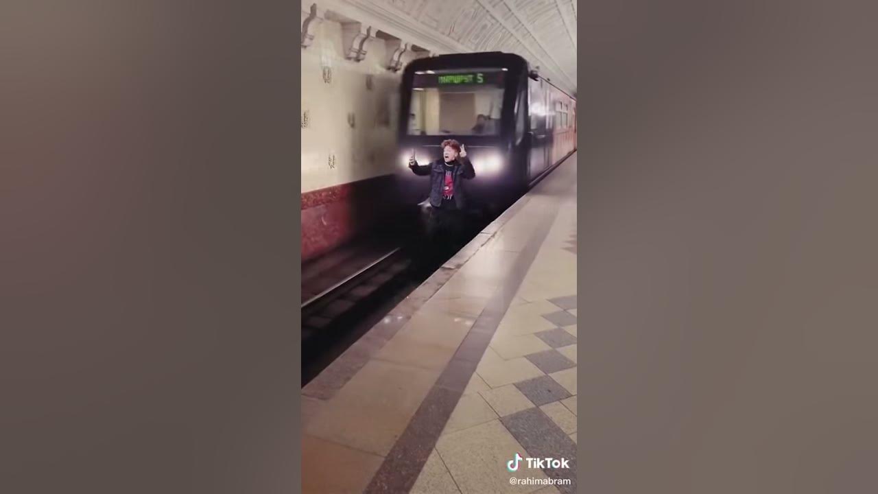 Тронется еще чуть чуть и поезд. Тронется еще чуть чуть и поезд
