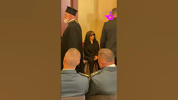 فيروز تصل إلى عزاء نجلها زياد الرحباني في يومه الثاني برفقة ابنتها ريما 
