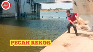 PECAH REKOR...LIHAT APA YANG KAMI DAPATKAN KETIKA JALA IKAN DI PINTU AIR BENDUNG GERAK