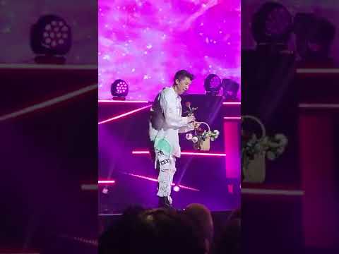 22.04.30 2pm 우영 팬콘)착장도 머리도 너무 예쁜 우영이♡ 춤진짜 멍미 최고야~~꽃주면서 조심하라는 세심한 남자에요♡