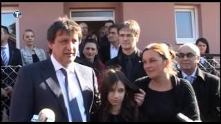 Bratislav Gašić uručuje ključeve porodici Dogandžić