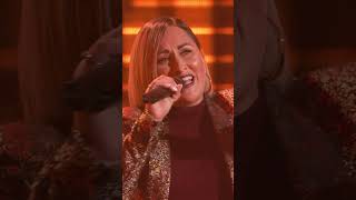 Nobody Expected THAT Voice From Her…Then Every Chair Spun #arianagrande #thevoiceusa #kellyclarkson