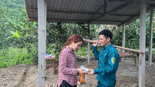 картинка: Добрый человек помог бездомной девочке отремонтировать её дом в глубине леса.