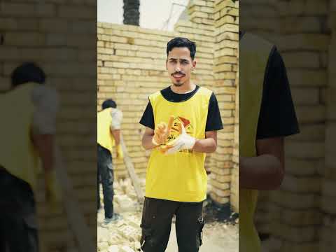 عامل البناء يشتغل بتعب ما يوصف حر مو طبيعي وجهد وساعات طويلة الله يقويهم ويباركلهم