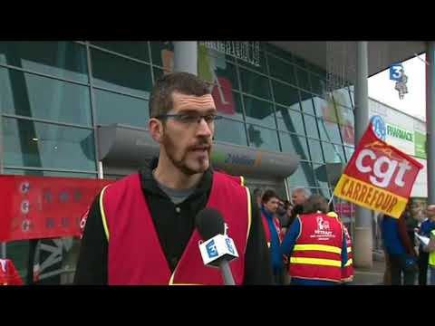 Des salariés de Carrefour manifestent devant l'hyper de Givors avant noël