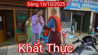 Huynh đệ của sư Minh Tuệ khất thực ngoài đường sáng 16\/10\/25