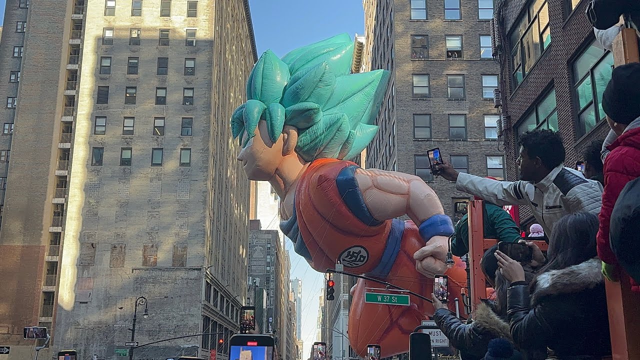 El desfile de Macy’s en el día del acción y gracias a Dios The Macy's parade on thanksgiving￼ 🦃🦃🦃