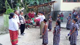 Tarian penjemputan Tim Asesor oleh peserta didik SDK Lahurus I🙏🙏❤️🤍