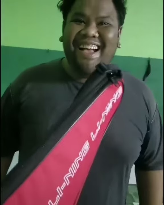 Tontot videonya , pasti ngakak banget. Yang lagi viral, dikasih raket nyamuk main badminton.