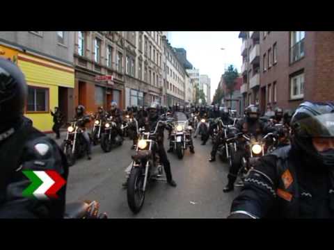 Mehr als 2500 Bandidos trauerten heute um den letzte Woche in Duisburg auf offener Strasse hingerichteten "Eschli 1%er" (wir berichteten). Mit einem Motorradcorso in Duisburg beginnend, fuhren die Trauernden nach Gelsenkirchen um Eschli die letzte Ehre zu erweisen. Hier wurde er von all seinen Freunden zum Grab begleitet. Im Anschluss an das BegrÃ¤bnis feiern die Bandidos MC nun bis in die Abendstunden in den RÃ¤umlichkeiten der Diskothek "Venetian" den Abschied von Eschli.