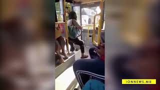 Rose Hill Un Homme Entre Dans Un Bus Et Demande Laumône Aux Pagers
