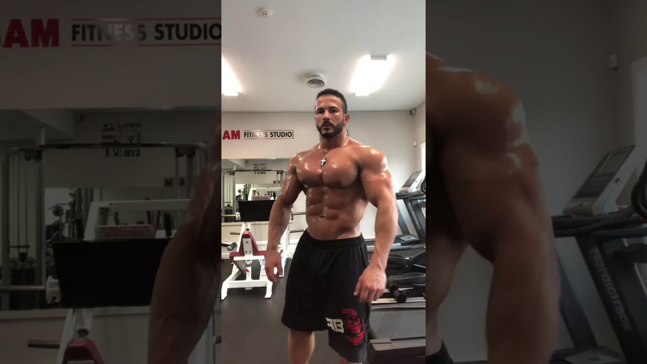 Leandro Malaquias posing