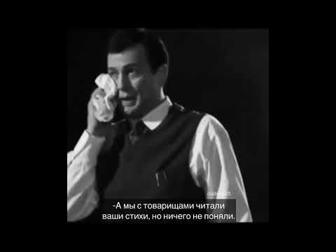 Маяковский подтягивает штаны