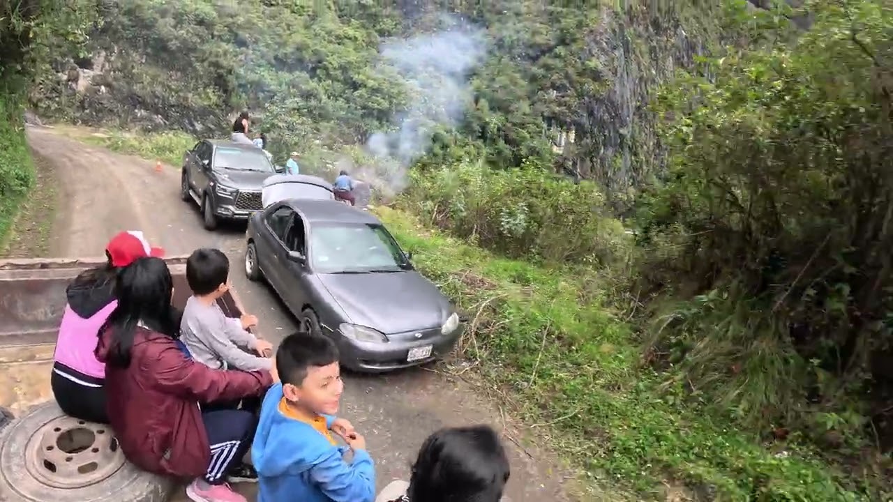 camión  nos recoge  en la carretera de la muerte