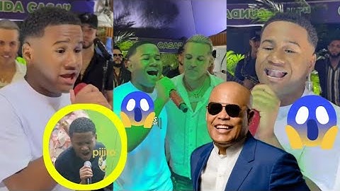 En tarima con el blachy joven que interpreta canción de rubby Pérez