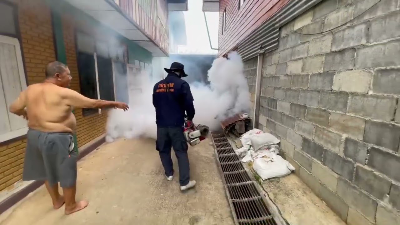 28/08/2568 กองสาธารณะและกองช่างพ่นสารเคมีกำจัดยุงหมู่ที่ 3 ชุมชนร่วมใจ