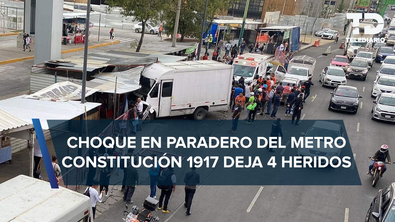 Camioneta de carga choca contra microbús y con puestos del paradero de Constitución de 1917