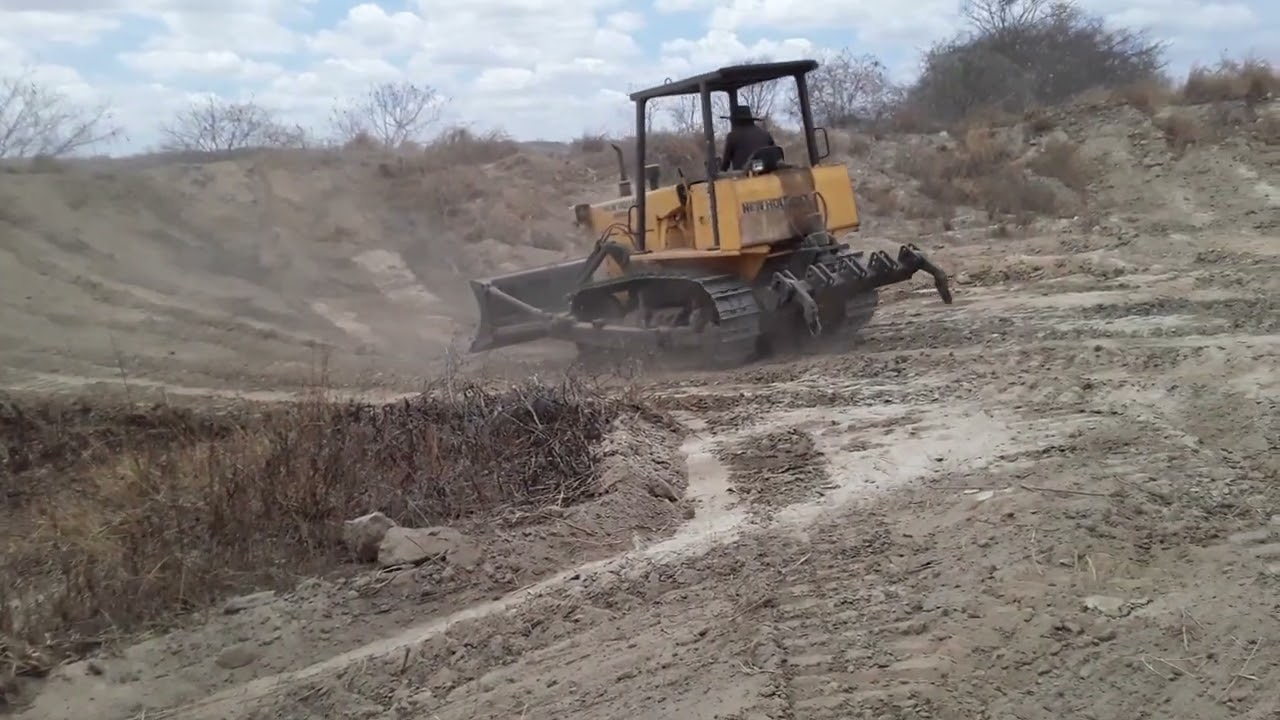 Trator de esteira 7D no açude 02