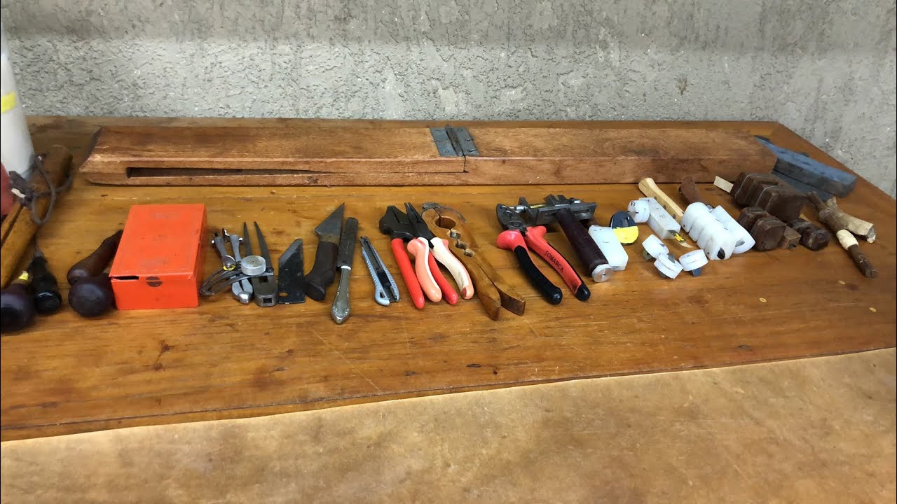 Ferramentas básicas para iniciar na arte em couro cru.