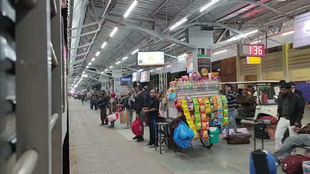 Jaisalmer Shakurbasti Swarn Nagari Express Arriving Jodhpur station with BRC WAP-5
