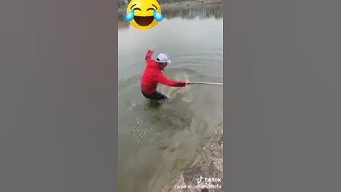 Tai nạn khi vợt cá 😂 Vui vẻ tí các cụ nhé.