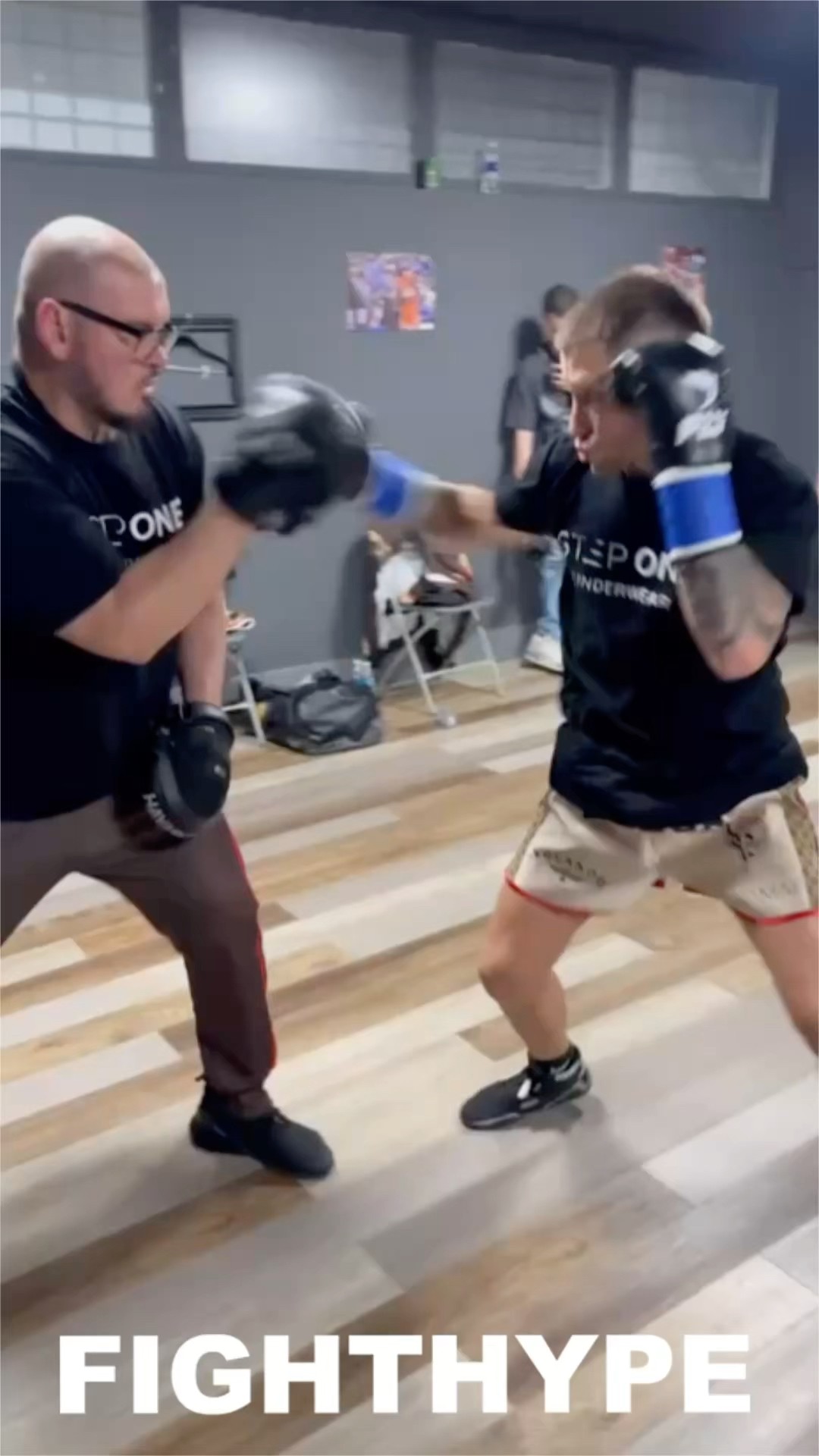 Liam Paro WARMS UP to KNOCK OUT Richardson Hitchins MOMENTS BEFORE WAR