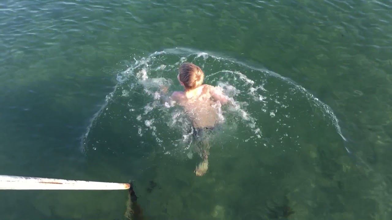 Anton hopper i vandet i sommerhuset