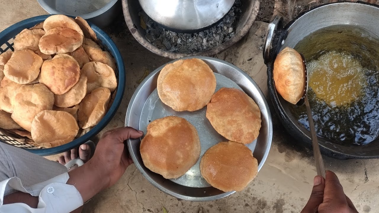 जोगी दादा के यहां पर पूरी बन रही है देखिए दोस्तों#