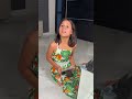 El fantasma de su madre siempre la acompaña