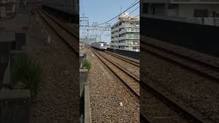 東武新田駅を通過するメトロ8000系。