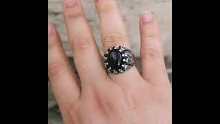 Серебряный мужской перстень на пальце с ажурной гравировкой камень - Оникс кабошон